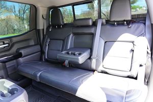 À vendre : Chevrolet Silverado 1500 RST Black Widow 4x4 2020, 9 500 miles, moteur V8, suspension surélevée de 6 pouces, pneus R20, feu arrière gauche - Product Image 3