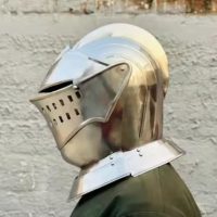 Casque fermé européen fait à la main en acier doux gothique chevalier armure casque à collectionner pour la reconstitution équitable et les événements Cosplay