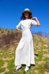 Robe décontractée blanche à manches courtes, longueur ras du sol, avec découpes, coupe ample, col rond, taille naturelle, style bohème - Product Image 2