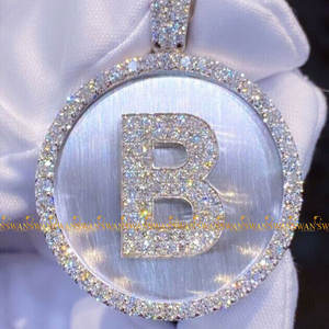 แสดงความเป็นตัวตนด้วยจี้ตัวอักษรฮิปฮอปสีทอง10kt ประดับด้วยเพชรโมอิสซาไนท์เจียระไนทรงกลมสไตล์โดดเด่น - Product Image 4