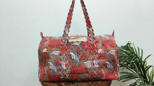 Bolsa de Lona Acolchada Hecha a Mano con Estampado Floral Marrón, Gran Capacidad, para Deporte, Fin de Semana, Yoga, con Asa de Hombro - Product Image 3