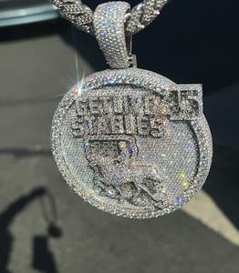 Ce superbe diamant rond rehaussé d'un pendentif Hip Hop Moissanite en argent sterling 925 crée un look élégant - Product Image 2