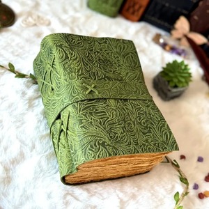 Grand Grimoire Journal en cuir vintage fait à la main Antique Deckle Edge Paper Beautiful Garden Flower gaufré Book of Shadows DND - Product Image 1