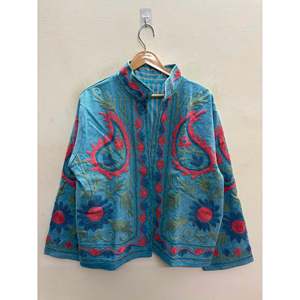 Veste en coton brodée Suzani Bloom - Bleu denim avec des motifs floraux corail et sauge, tricot respirant pour l'automne - Product Image 3