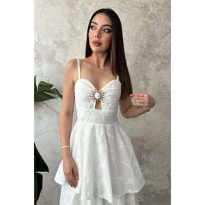Robe brodée Off-White avec boucle à la poitrine - Ecru - Product Image 3