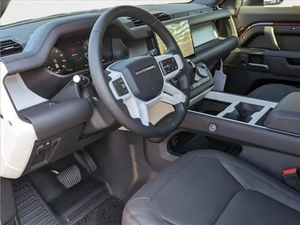 Verificado 2024, SUV de Lujo Eléctrico Usado, Estilo Británico, Tipo 130, P400 X-Dynamic SE, Automático, R18, Asientos de Tela, Volante a la Izquierda, Tamaño Grande - Product Image 2