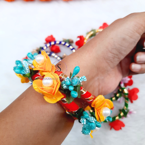Brazalete de hilo de flores artificiales de diseñador, brazalete Haldi Hermosos BRAZALETES DE TRABAJO Gotta Patti para fiesta de boda, Hldi, Mehendi Wear - Product Image 4