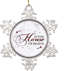 Venta al por mayor de adornos navideños chapados en oro de diseño personalizado copo de nieve colgante de metal adornos navideños de metal - Product Image 2