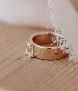 Juego de puntas de piedra única de banda ancha pesada de 7 MM Anillo de compromiso solitario de moissanita de corte esmeralda en oro sólido de 10K - Product Image 5