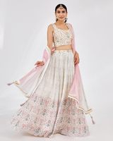 Lehenga en soie Chinon avec broderie numérique, travail de miroir sur le chemisier et dupatta en tulle à sequins, semi-cousu