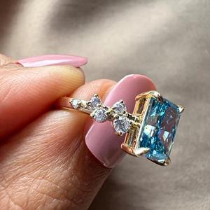 Anillo de Compromiso con Diamante Cultivado en Laboratorio de Corte Radiante de 1.50 Ct, Color Azul Fantasía, en Oro de 14k, Anillo de Boda con Diamante Redondo para Mujer, Regalos - Product Image 5