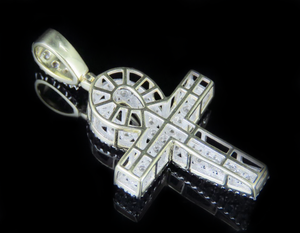 Colgante Unisex de Plata de Ley Chapado en Oro con Símbolo de Cruz Religiosa y Diamantes de Moissanita VVS1-VVS2 de 1 Quilate para Cualquier Ocasión - Product Image 4