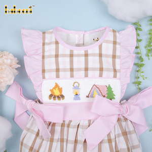 ชุดรอมเปอร์เด็กผู้หญิงลายสก็อตผ้าฝ้ายออร์แกนิค 100% ตกแต่งด้วยลายปักมือ ติดกระดุมแป๊ก สำหรับฤดูร้อน รับผลิตแบบ OEM ODM ขายส่ง - Product Image 2