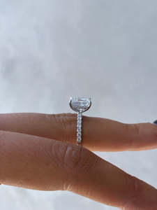 Radiant Cut Lab Diamond Bagues de fiançailles faites à la main en or pur 18 carats Bagues solitaires avec diamants accentués Fine Jewelry Wholesale - Product Image 2