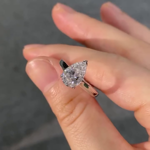 Anillo de Compromiso con Diamante Cultivado en Laboratorio de 2.00ct en Oro Blanco, Certificado IGI, Diseño Solitario con Halo Oculto - Product Image 1