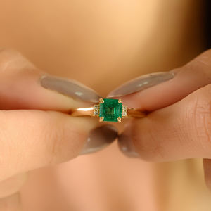 Anillo de Piedras Preciosas Minimalista con Esmeralda de Corte Cuadrado y Diamantes, Diseño Clásico Elegante, Oro Amarillo Sólido de 14K, Joyería Hecha a Mano al por Mayor - Product Image 2