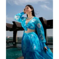 Ensemble 2 pièces Maya : Haut court en satin de soie imprimé batik et robe lehenga, avec bikini et tenue de plage respirante ornée de motifs colorés