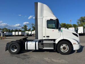 Camions d'occasion Volvo VNR300 Diesel Manuels Euro 5 4x2 à essieu simple avec cabine de jour - Conduite à gauche/droite - Expédition mondiale - Origine Japon - 11980 mm - Année 2022 - Product Image 2