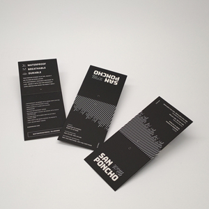 Etiqueta colgante de tacto suave con estampado UV con prueba de huellas dactilares, resistente a los arañazos, sensación de terciopelo, acabado mate, etiqueta oscilante para ropa - Product Image 1