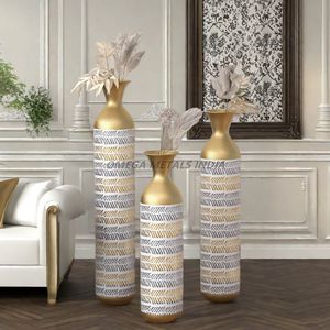 Customized Metal <b>Vases</b> Set in Elegant <b>Black</b> and Gold with Unique Curved Shape for Stylish Home Decor and Floral Arrangements - Product Image 4