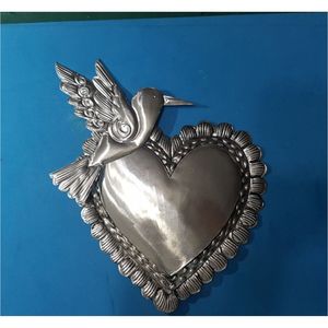Decoración de Pared Artesanal Mexicana con Corazón Sagrado, Milagro Corazón Plateado en Relieve con Pájaros del Amor y Flores, Adorno de Arte Popular para Decoración - Product Image 6