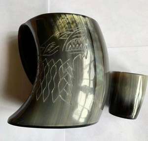Chope à bière traditionnelle en corne de buffle contemporaine, avec couvercle en bambou, réutilisable, texture organique, pour les fêtes - Product Image 4