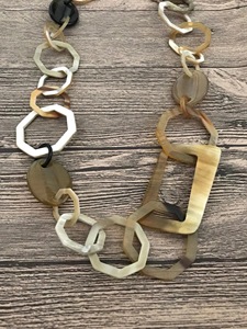 Collar de Lujo Hecho a Mano con Cuerno de Búfalo, Joyería Natural y Sostenible para Mujer, Alta Calidad - Product Image 2