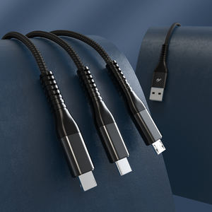 Disfruta del Práctico Cable de Carga y Datos 3 en 1 USB a iPhone/Tipo C/Micro, 1.2M, Negro - Product Image 3