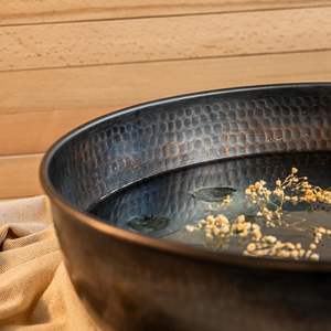 Bol de spa élégant en cuivre fait à la main, parfait pour le traitement de la pédicure et la relaxation des pieds à la maison ou au salon. - Product Image 1