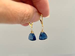 Boucles d'oreilles Dainty Sapphire Blue Dangly 14k Gold Sterling Silver Boho Gemstone Bijoux faits à la main pour les femmes Septembre Birthstone - Product Image 3