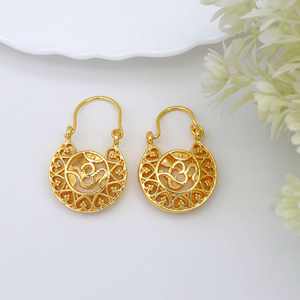 Boucles d'oreilles créoles en plaqué or 18 carats de créateur ethnique Om et cœur Bijoux d'oreilles religieux et spirituels pour femmes et filles - Product Image 6