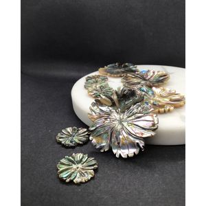 Cuentas Sueltas de Coral y Hueso para la Fabricación de Joyas - Cuentas de Abulón Natural en Forma de Flor - Product Image 2
