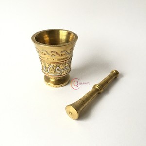 Mortero y mortero de forma decorativa sólida de latón puro conocido tradicionalmente como molienda de hierbas y especias Khalbatta y Hamam Dasta - Product Image 4