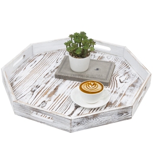 Bandeja de madera de diseño elegante en color negro elegante con forma rectangular moderna y elegantes asas doradas perfectas para cualquier ocasión - Product Image 4