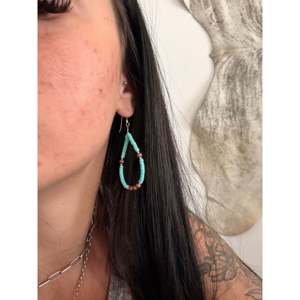 Boucles d'oreilles pendantes style Navajo en turquoise et cuivre, perles graduées de forme goutte d'eau, fabrication mécanique - Product Image 2