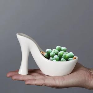 Jarrón de cerámica texturizada con forma de zapatos de tacón alto, añade un encanto refinado a los momentos cotidianos, regalos de inauguración de casa - Product Image 2