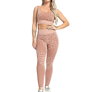 Diseño único de alta calidad de secado rápido Mujeres Yoga Set Servicios OEM Precio razonable Conjuntos de yoga para damas - Product Image 1
