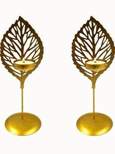 Candelero de metal con acabado dorado festivo para decoración navideña del hogar y configuración de celebración - Product Image 1