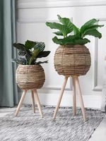 Hot Sales Conjunto de Três Palha Tecido Flower Pot Cestas De Armazenamento com Pernas De Madeira Permanente para Varanda Flower Decor