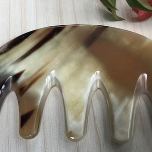 หวีทำจากเขาสัตว์แท้ ขัดเงา งานแฮนด์เมด ดีไซน์สวยงาม เป็นมิตรกับสิ่งแวดล้อม ช่วยลดรังแค หวีผมเรียบลื่น ไม่พันกัน เหมาะสำหรับการดูแลเส้นผมในชีวิตประจำวัน - Product Image 1