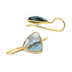 Belle tendance Checker Cut 24k Plaqué Or Trillion Forme Péridot Hydro Quartz Boucle D'oreille 24k Or Lunette En Gros pour les Femmes - Product Image 3