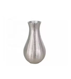 Florero pulido brillante Aluminio Metal Lujo Diseño moderno Hogar Decorativo Hecho a mano Jarrones únicos a precio al por mayor - Product Image 2
