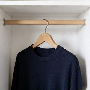 Cintres en bois d'érable de qualité supérieure, sans couture, avec crochet chromé élégant pour l'affichage de la mode haut de gamme en boutique - Product Image 3