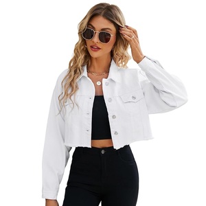 Chaqueta vaquera corta blanca personalizada para mujer al por mayor con bolsillos delanteros, chaqueta vaquera con botones individuales para niñas y mujeres - Product Image 1