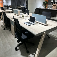 Bureau de travail modulaire moderne pour 4 personnes, table de personnel commerciale avec écran de séparation, tiroirs et armoires