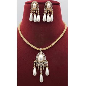 Impresionante Juego de Collar con Colgante y Aretes con Acabado Dorado y Perlas de Primera Calidad para Fiestas, Colección para Mujer - Product Image 1