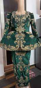 2024 Designer Collection Zari Broderie Bouteille Vert Veste Karakou Robe Lehenga Choli Soie & Lin Matériel Cristal Verre - Product Image 2