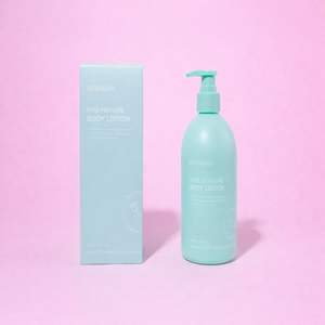 Lait corporel hydratant parfumé à la rose 500 ml pour hommes et femmes - Product Image 1