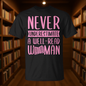 Camiseta con diseño femenista y texto en negro y rosa: Nunca subestimes a una mujer bien leída - Product Image 3