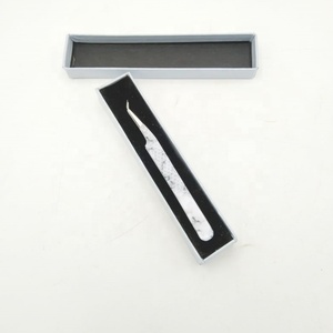 Pince à cils professionnelle de qualité supérieure avec logo personnalisé et imprimé en marbre Antibactérien durable à 45 degrés en acier inoxydable - Product Image 1